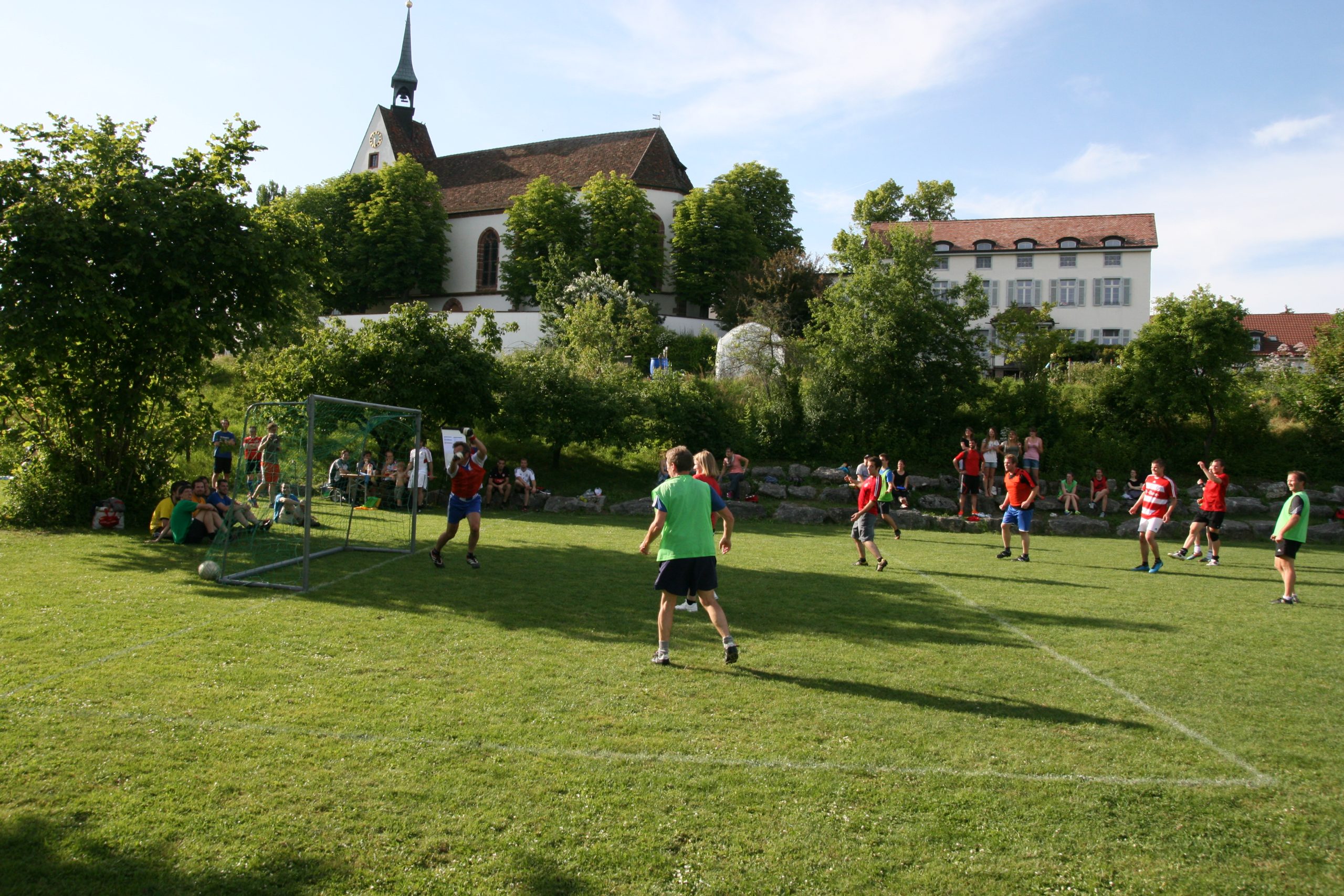 Aussenbereich Wiese Sport Chrischona Berg